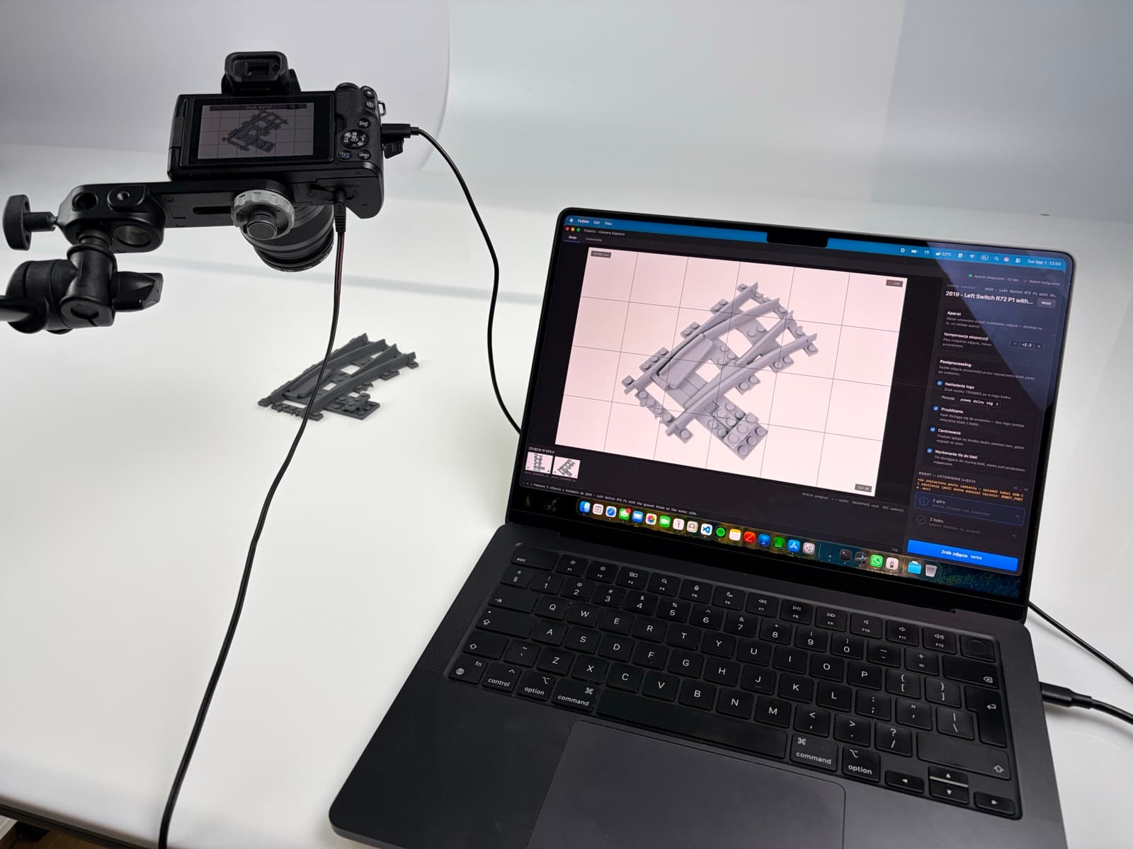 Stanowisko do zdjęć produktowych: aparat Canon na ramieniu i laptop z uruchomioną aplikacją